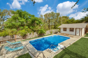 Farmhouse With Amazing Pool at Wester Hills Temple